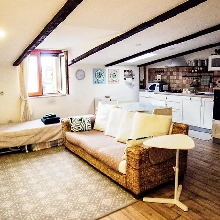 Lavinia's Sweet Holiday home